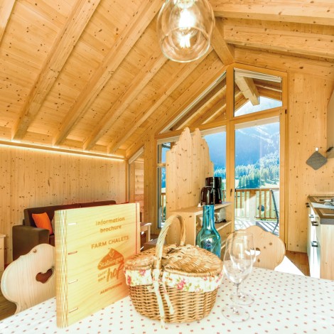 Eine Wohnküche eines Chalets vom Stabingerhof mit Balkon