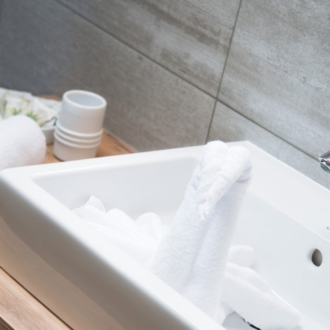 Eine Nahaufnahme von einem Waschbecken mit Handtüchern in einem Chalet