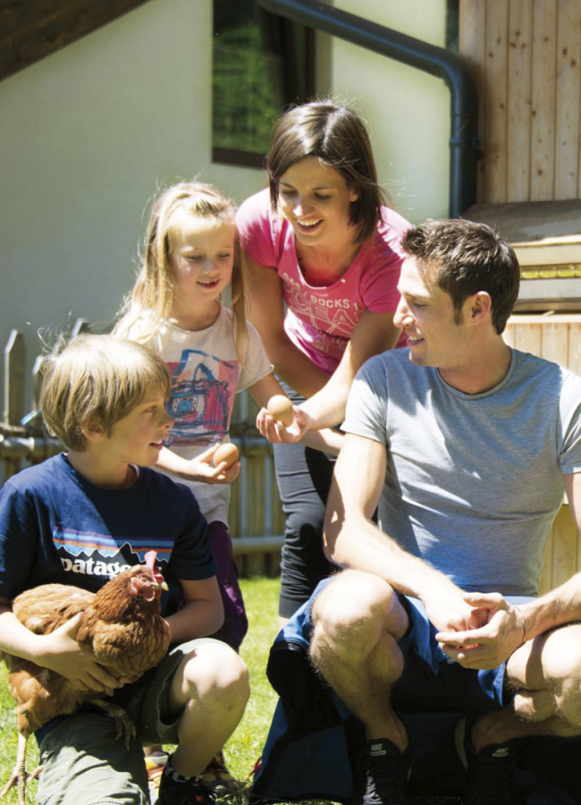 Stabingerhof: Urlaub auf dem Bauernhof in Südtirol Eine Familie beim Sammeln von frischen Hühnereiern auf dem Hof