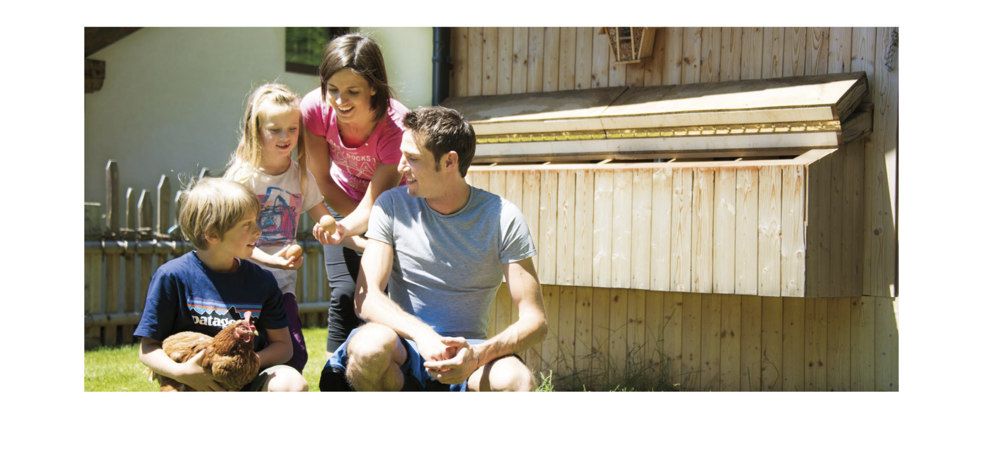 Stabingerhof: Tiere auf dem Bauernhof Eine Familie beim Sammeln von Eiern der Hühner vom Stabingerhof