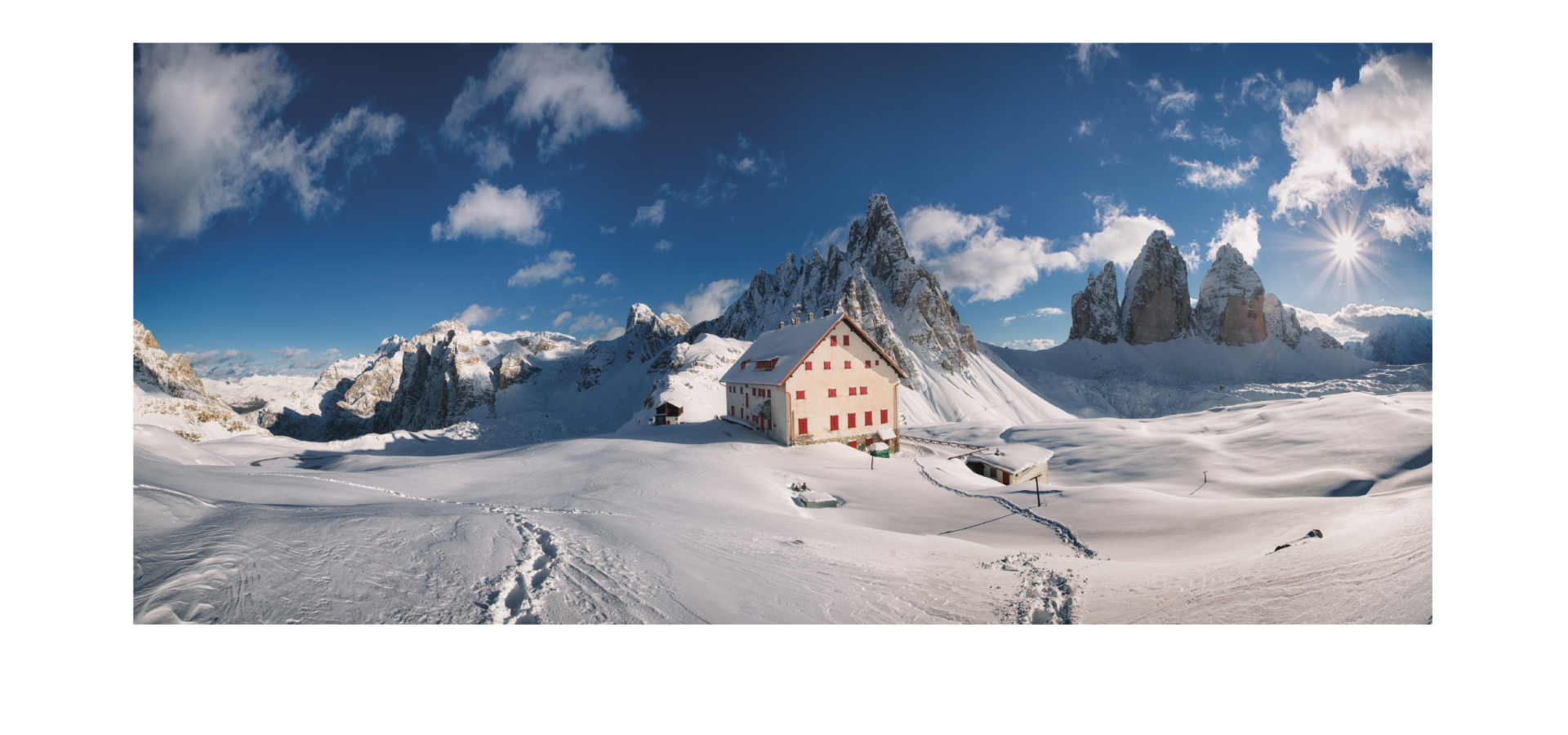 Stabingerhof: Das UNESCO-Naturerbe Sextner Dolomiten im Winter Eine verschneite Berglandschaft und eine Schutzhütte in den Sextner Dolomiten.