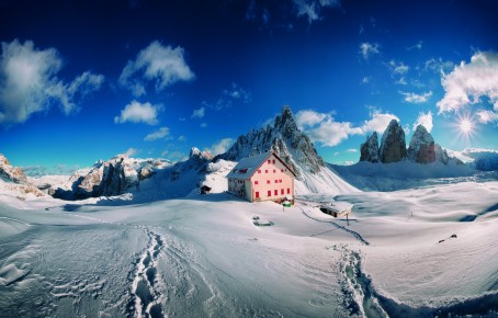 Stabingerhof: Winter bei den Drei Zinnen in Sexten Eine verschneite Berglandschaft und eine Schutzhütte bei den Drei Zinnen