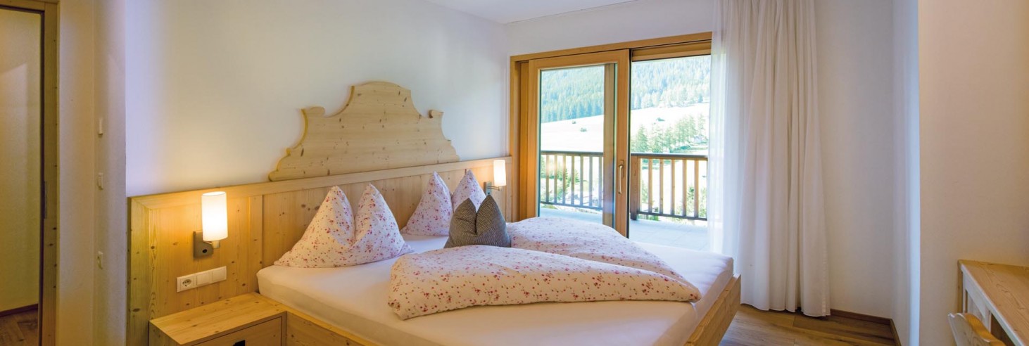 Das Zimmer vom Chalet Marianna mit Zugang zum Balkon