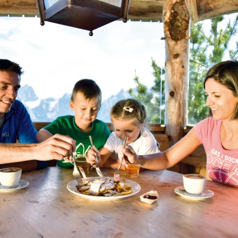 Stabingerhof: Erlebnisse mit der ganzen Familie Familie beim Essen eines Kaiserschmarrns in Südtirol