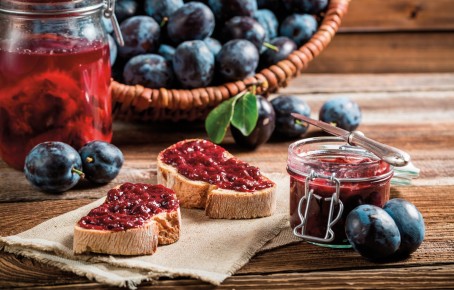 Stabingerhof: Pflaumenmarmelade zum Frühstück Hausgemachte Pflaumenmarmelade vom Stabingerhof als Brotaufstrich