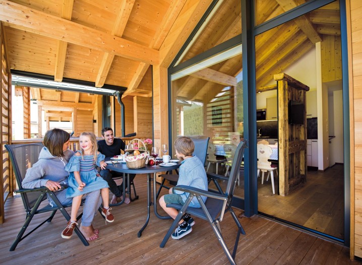 Eine Familie beim Frühstück aus dem Korb vom Stabingerhof