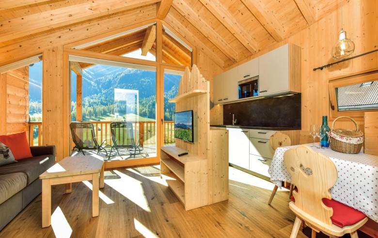 Stabingerhof: Chalets mit Frühstückskörben Das Chalet Susi mit Wohnküche,Frühstückskorb und Fernseher