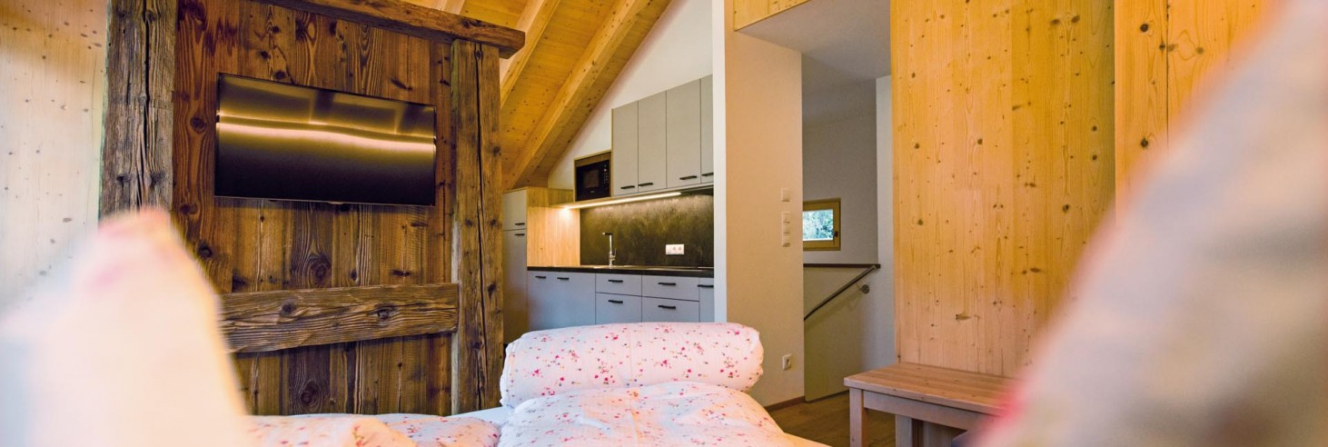 Das Bett mit Blick auf die Küche im Chalet Anton