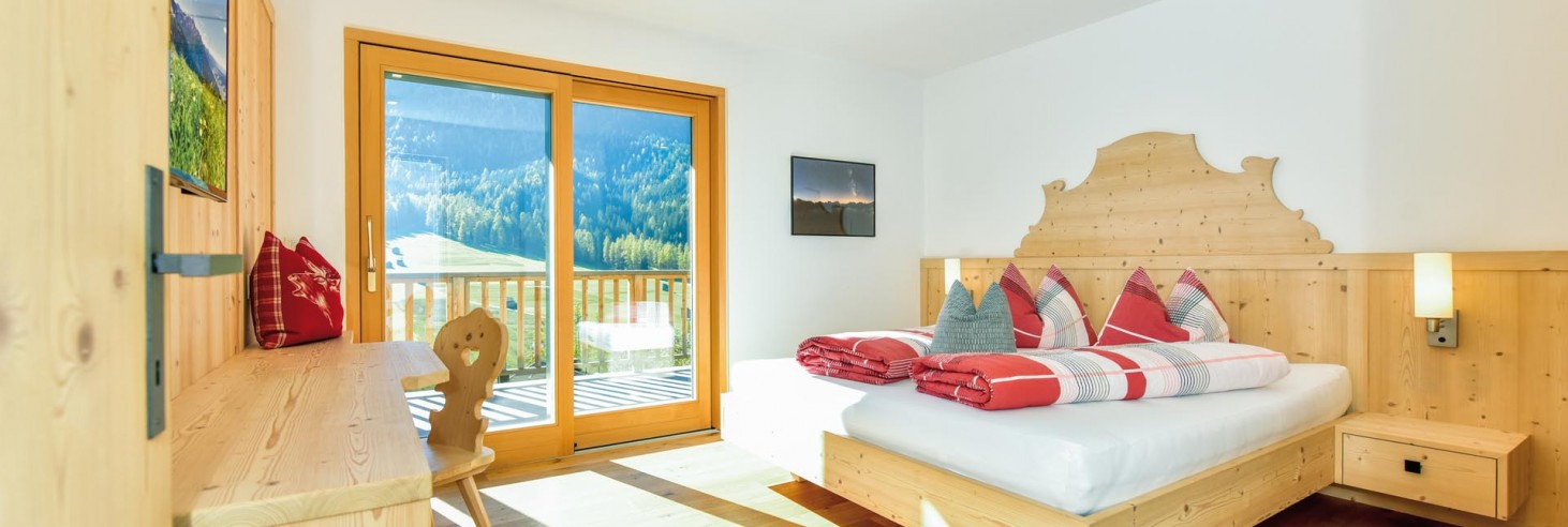 Ein Zimmer im Chalet Timo mit Ausblick auf die Sextner Dolomiten vom Balkon