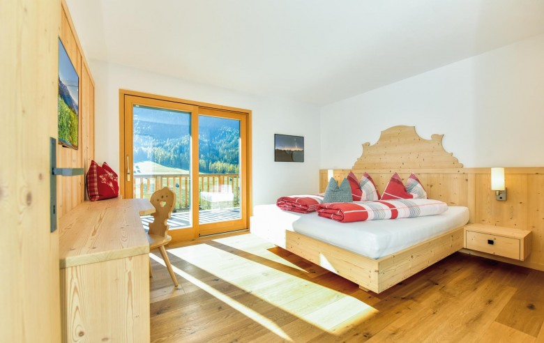 Stabingerhof: Chalets mit Ausblick auf die Sextner Dolomiten Ein Zimmer im Chalet Timo mit Ausblick auf die Sextner Dolomiten vom Balkon