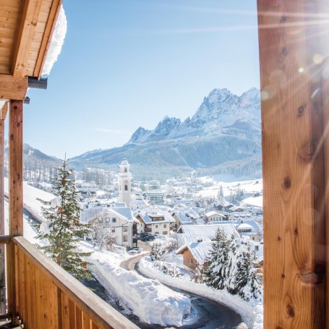 Das verschneite Dorf Sexten und die Dolomiten vom Stabingerhof aus