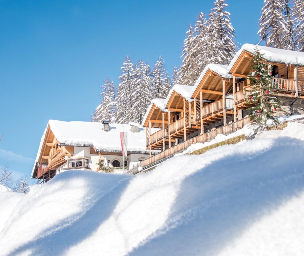Stabingerhof: Schneebedeckte Landschaften in Sexten Komplett mit Schnee bedeckte Dächer der Chalets vom Stabingerhof