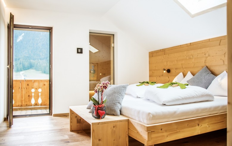 Stabingerhof: Zimmer in den Sextner Dolomiten Ein gemütlich eingerichtetes Chaletzimmer in Sexten mit Balkon