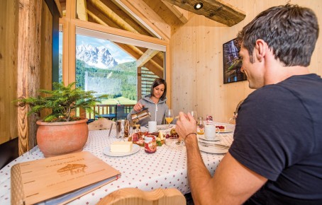 Stabingerhof: Frühstückskorb mit Hofprodukten Ein Pärchen beim Frühstücken aus dem Frühstückskorb mit Produkten vom Stabingerhof