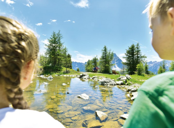Stabingerhof: Wandern in der Natur Kinder an einem See auf der Alm in den Sextner Dolomiten