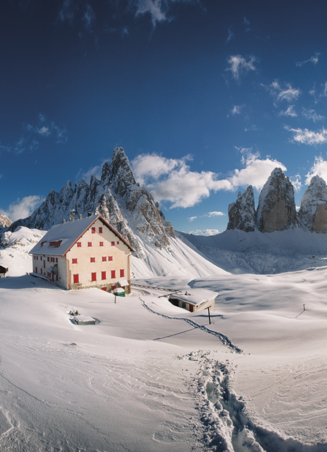 Stabingerhof: Ausgangspunkt für viele Winteraktivitäten Die Drei Zinner der Sextner Dolomiten und ein Schutzhaus im Winter