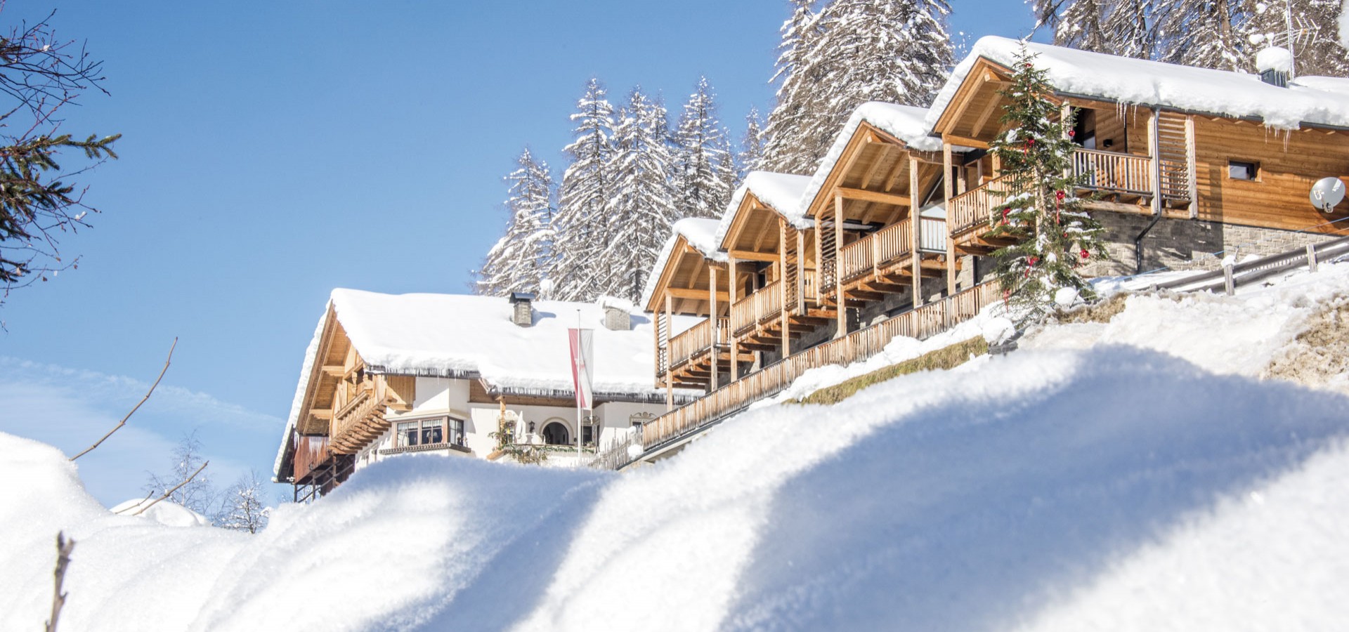 Stabingerhof: Winterurlaub bei den Drei Zinnen Mit Schnee bedeckte Dächer von den Chalets vom Stabingerhof