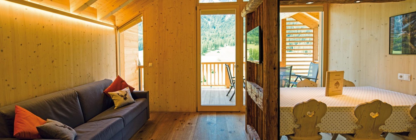 Die Wohnküche mit Zugang zum Balkon vom Chalet Marianna