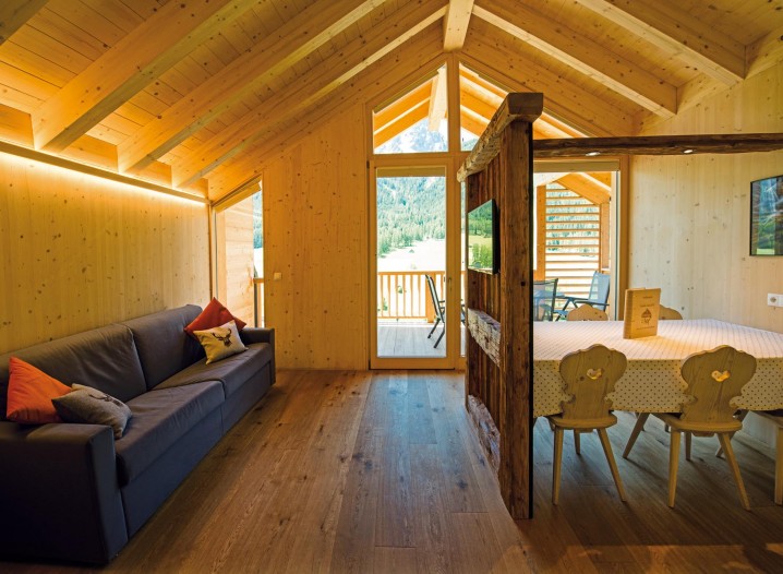 Die Wohnküche mit Zugang zum Balkon vom Chalet Marianna