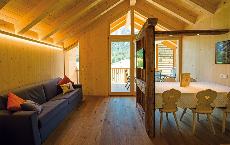 Stabingerhof: Gemütliche Chalets mit Balkon Die Wohnküche mit Zugang zum Balkon vom Chalet Marianna