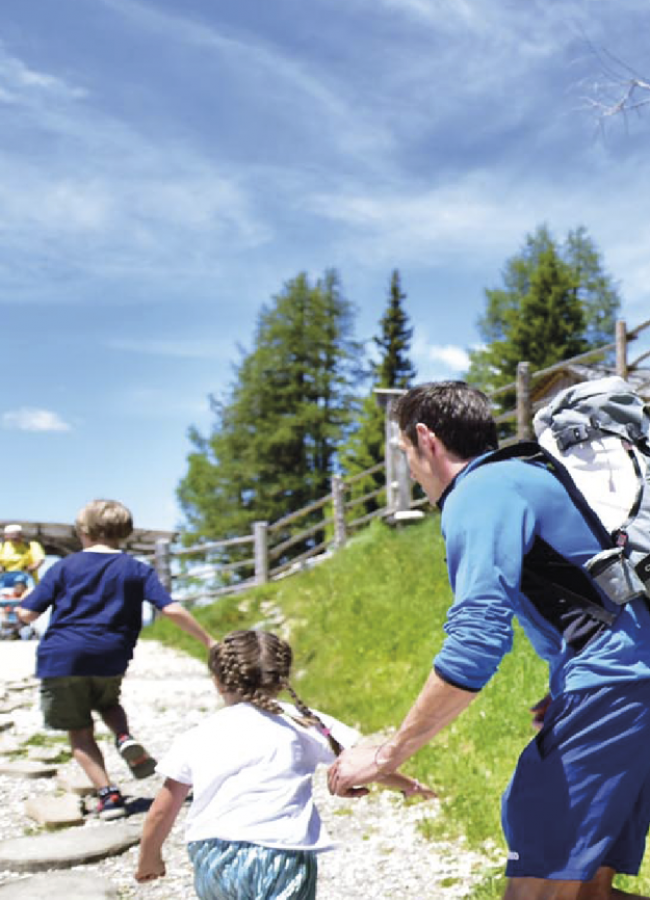 Stabingerhof: Wandern mit der ganzen Familie Familie auf einem Wanderweg in den Sextner Dolomiten