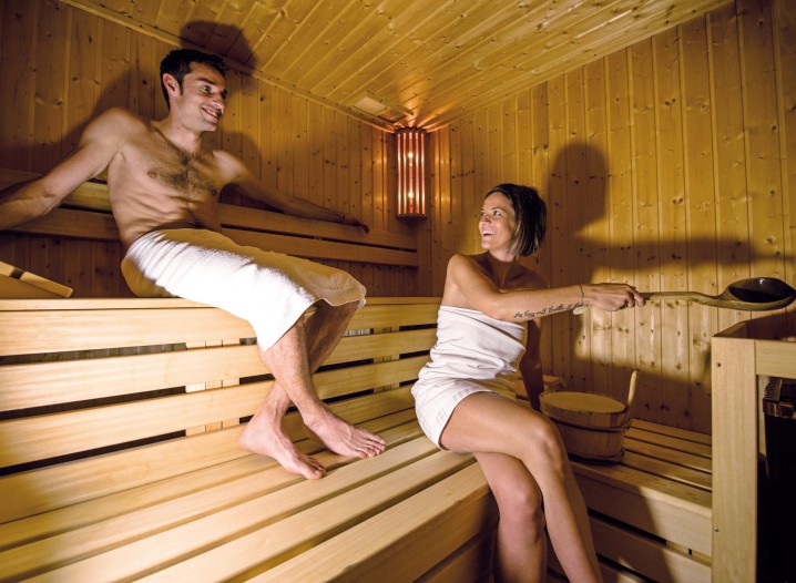 Ein Paar macht einen neuen Aufguss in der Holzsauna vom Stabingerhof