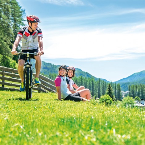 Stabingerhof: Aktivurlaub mit dem Fahrrad Radfahrer auf einer Wiese in Sexten