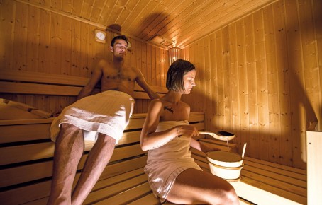 Stabingerhof: kleiner Wellnessbereich mit Sauna und Whirlpool Ein Paar bei einem Aufguss in der Holzsauna vom Stabingerhof