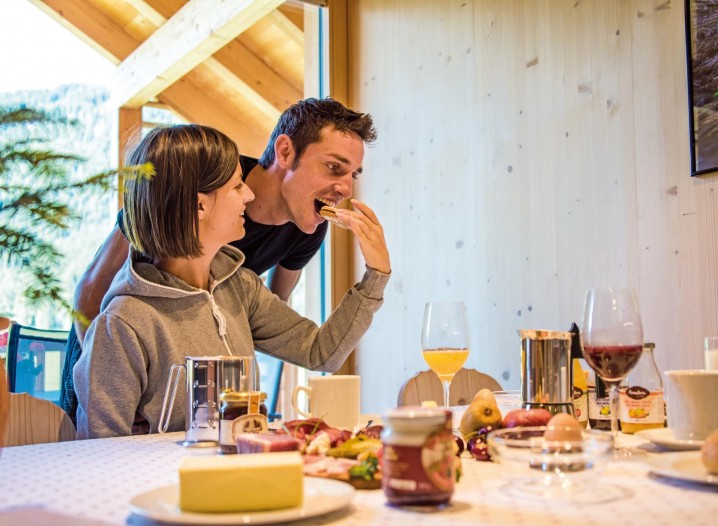 Stabingerhof: Hausgemachte Marmeladen aus Früchten Eine Frau gibt ihrem Mann einen Bissen von ihrem leckeren Marmeladebrot