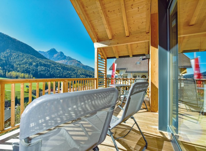 Der Ausblick vom Stabingerhof auf die grünen Wiesen und Wälder in Sexten