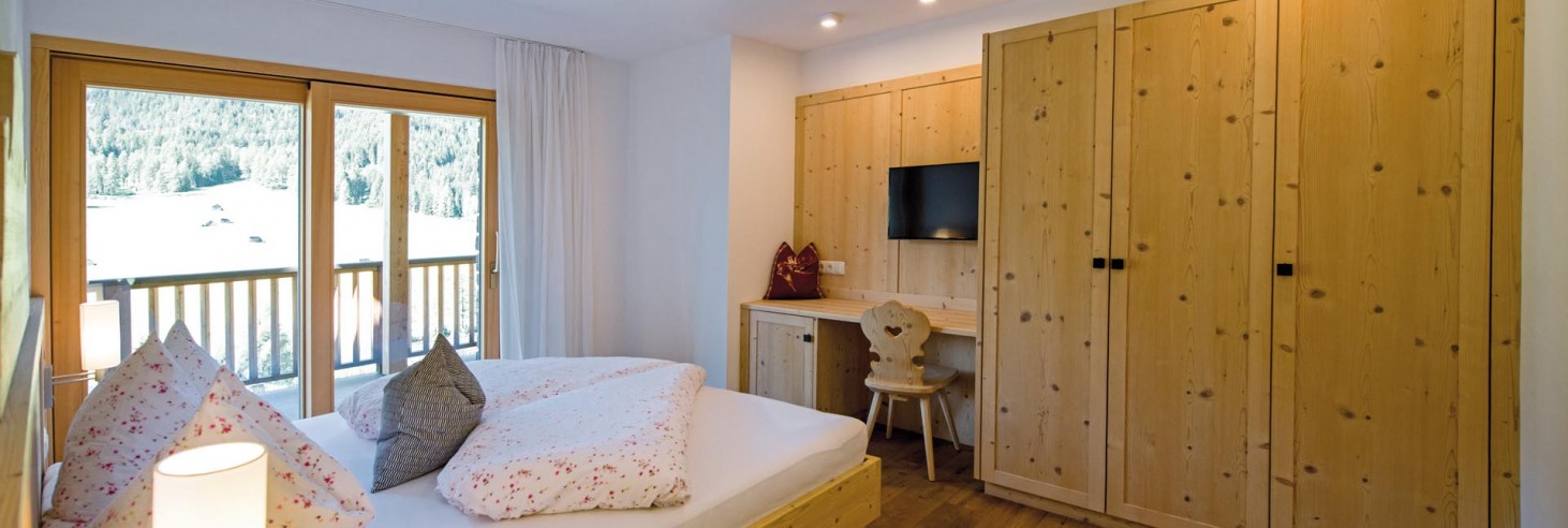 Das Zimmer mit großem Schrank und Schreibtisch im Chalet Anton