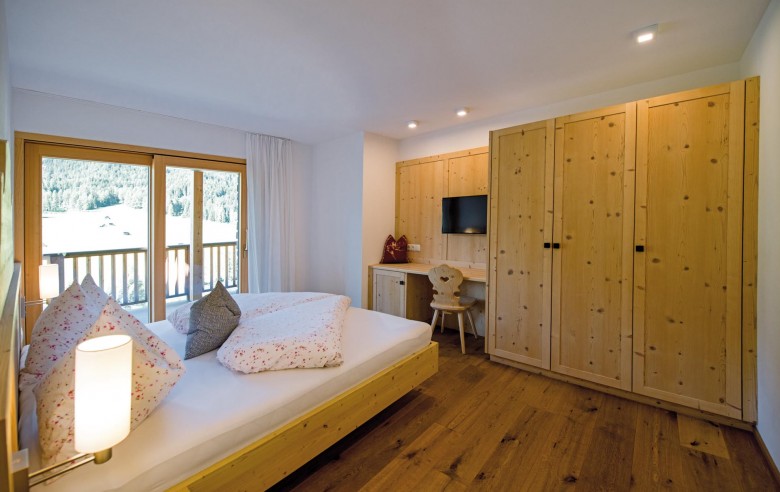 Stabinegrhof: Großzügig eingerichtete Zimmer Das Zimmer mit großem Schrank und Schreibtisch im Chalet Anton