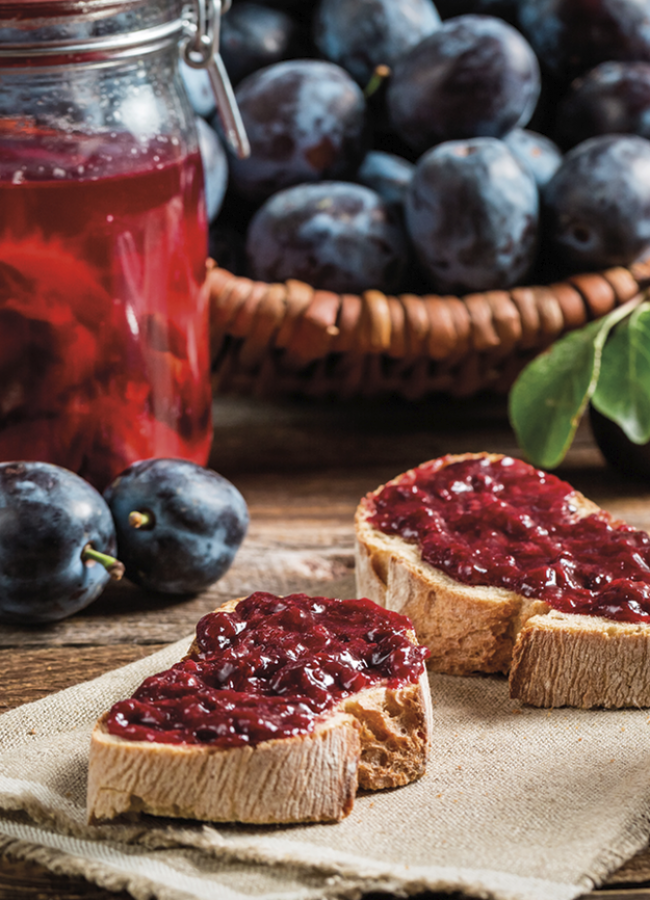 Stabingerhof: Hofeigene Produkte im Frühstückskorb Ein Brot mit selbst hergestelltem Fruchtaufstrich aus Pflaumen vom Stabingerhof.